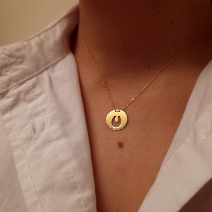 Horseshoe in Round Slab - Yellow Gold Necklace